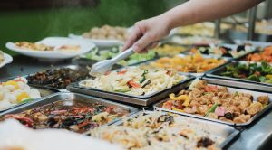 Read more about the article 天然環保，新鮮現做，融入在地生活的健康好厝邊——成為食尚蔬食典範的「長春健康素食餐飲連鎖店」