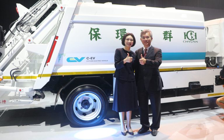 FUSO裕益汽車董事長林純姬(左)與群運環保董事長李天佑(右)合影。